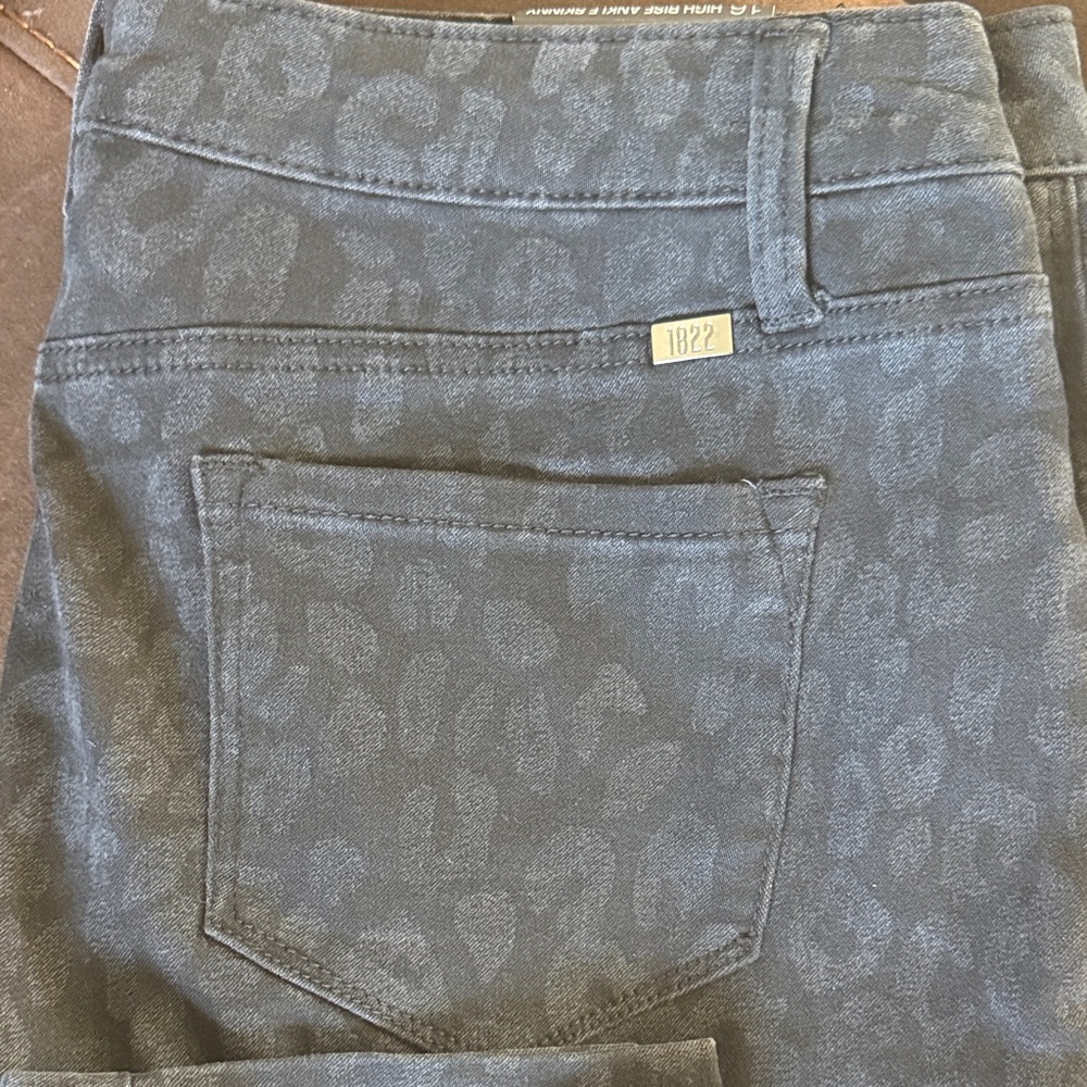 High-Rise Ankle Skinny Jeans in Black Animal Print - Picture 6 of 6
